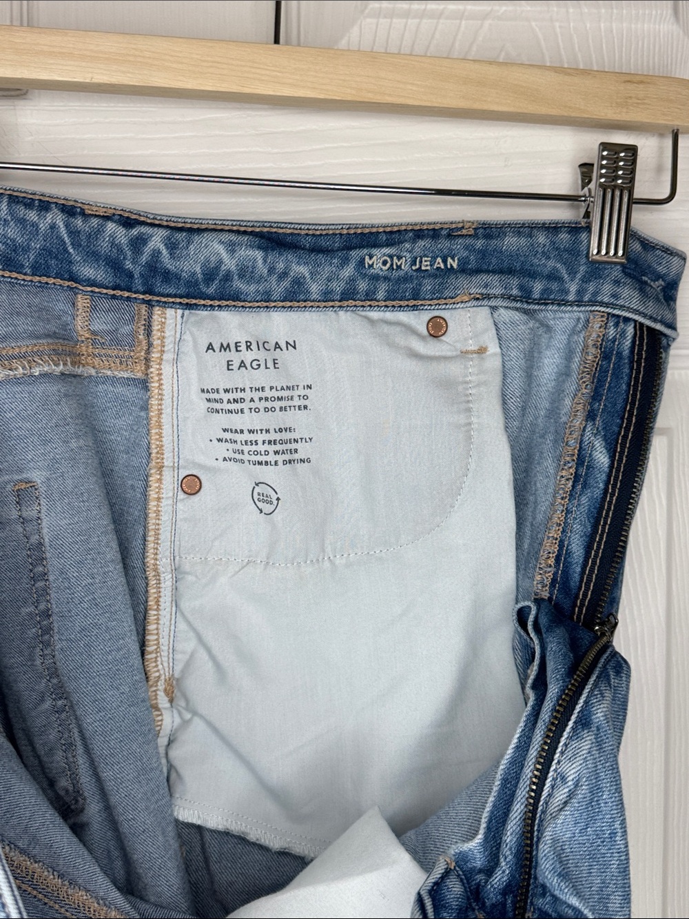 American Eagle Strigid Mom Light Wash Distressed Jeans. Sz 16 Short. - Picture 7 of 8
